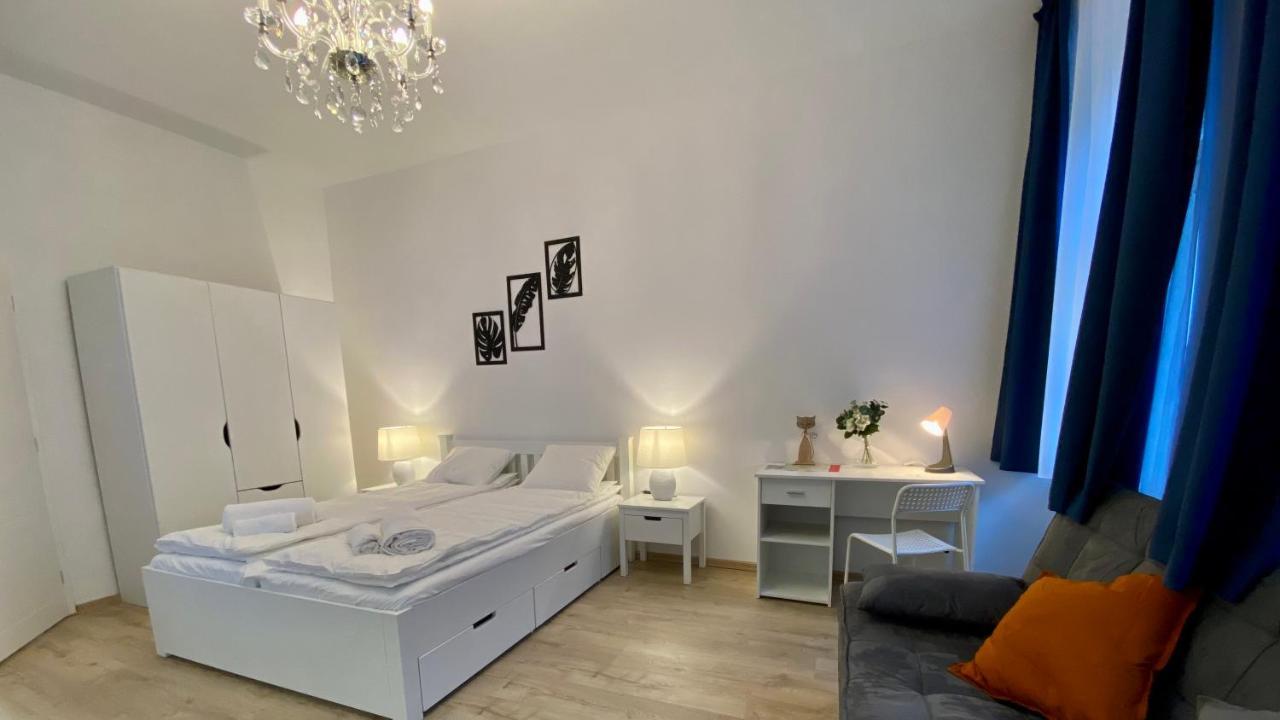 Top Class Apartments In Carlsbad 卡罗维发利 外观 照片