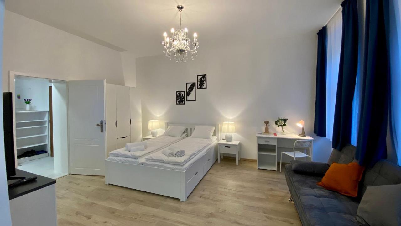 Top Class Apartments In Carlsbad 卡罗维发利 外观 照片