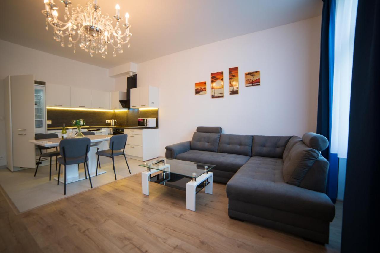 Top Class Apartments In Carlsbad 卡罗维发利 外观 照片
