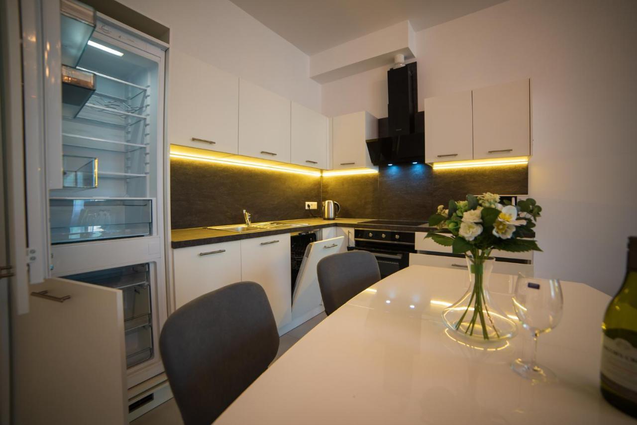 Top Class Apartments In Carlsbad 卡罗维发利 外观 照片