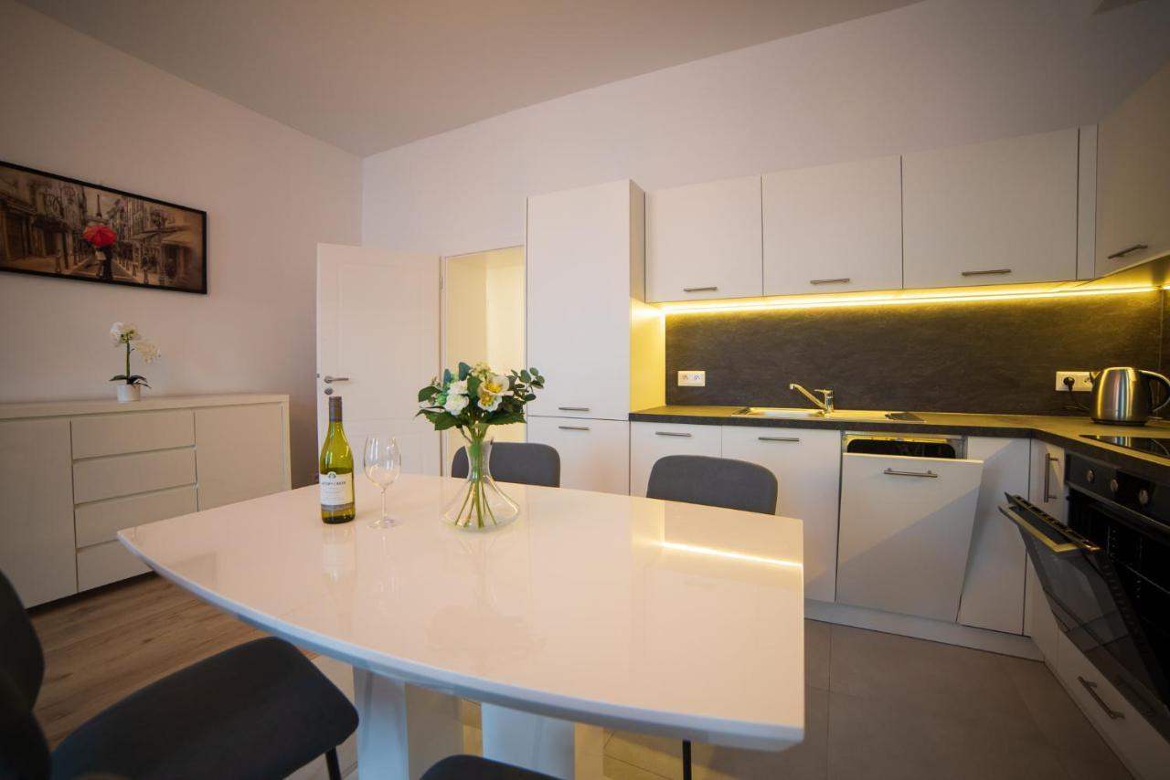 Top Class Apartments In Carlsbad 卡罗维发利 外观 照片