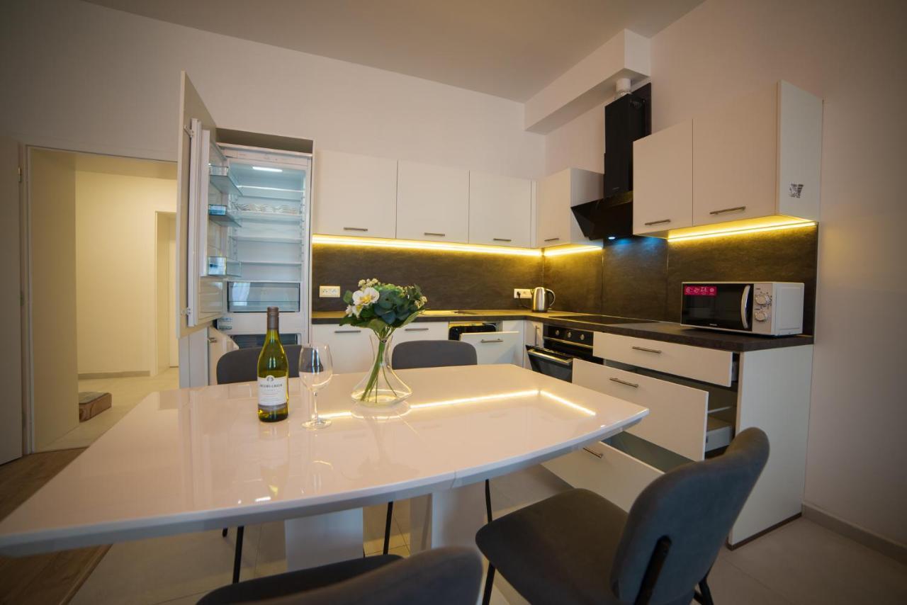 Top Class Apartments In Carlsbad 卡罗维发利 外观 照片