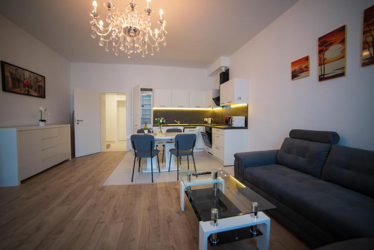 Top Class Apartments In Carlsbad 卡罗维发利 外观 照片