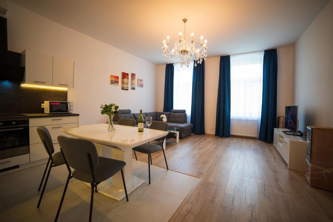 Top Class Apartments In Carlsbad 卡罗维发利 外观 照片