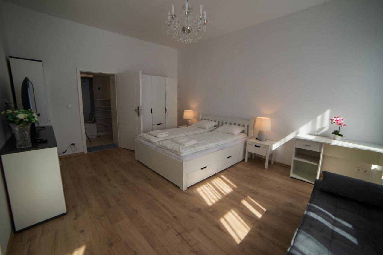 Top Class Apartments In Carlsbad 卡罗维发利 外观 照片